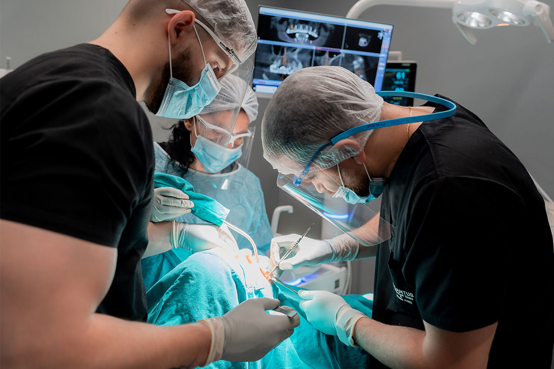 https://implantus.it/wp-content/uploads/2024/11/Oral-Surgery-img-.jpg
